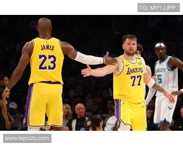 2017年12月10日湖人与黄蜂激战回顾：精彩瞬间与比赛亮点分析