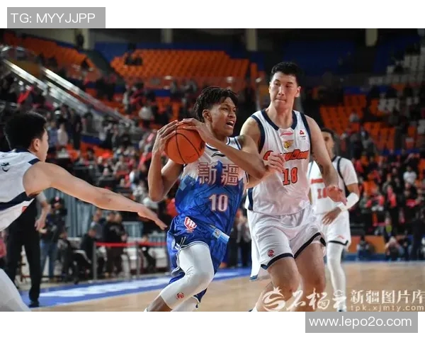 广东男篮与新疆飞虎激战正酣谁能在这场对决中笑到最后